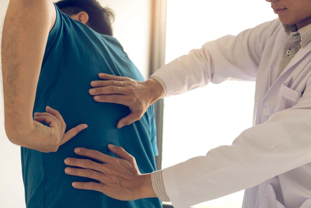 When to See a Doctor for Rib Pain While Sneezing